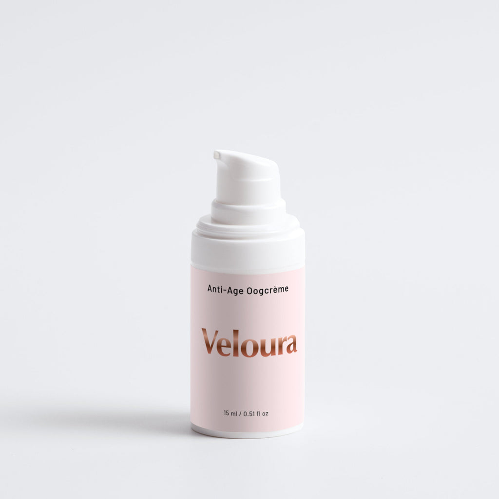 Witte doseerfles met roze etiket van Veloura Anti-Age Oogcrème, een natuurlijke huidverzorging voor de gevoelige huid rond de ogen.