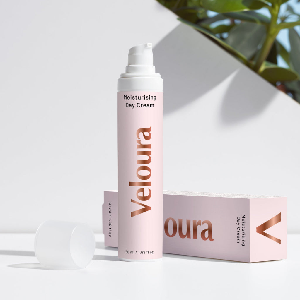Veloura moisturizing dagcreme in luxe airless flesje van 50 ml, verpakking liggend met luxe uitstraling.