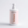 Witte pompflacon met roze etiket van Glans Shampoo Smoky Green Vetiver, een verzorgend haarproduct uit de natuurlijke haarverzorging.