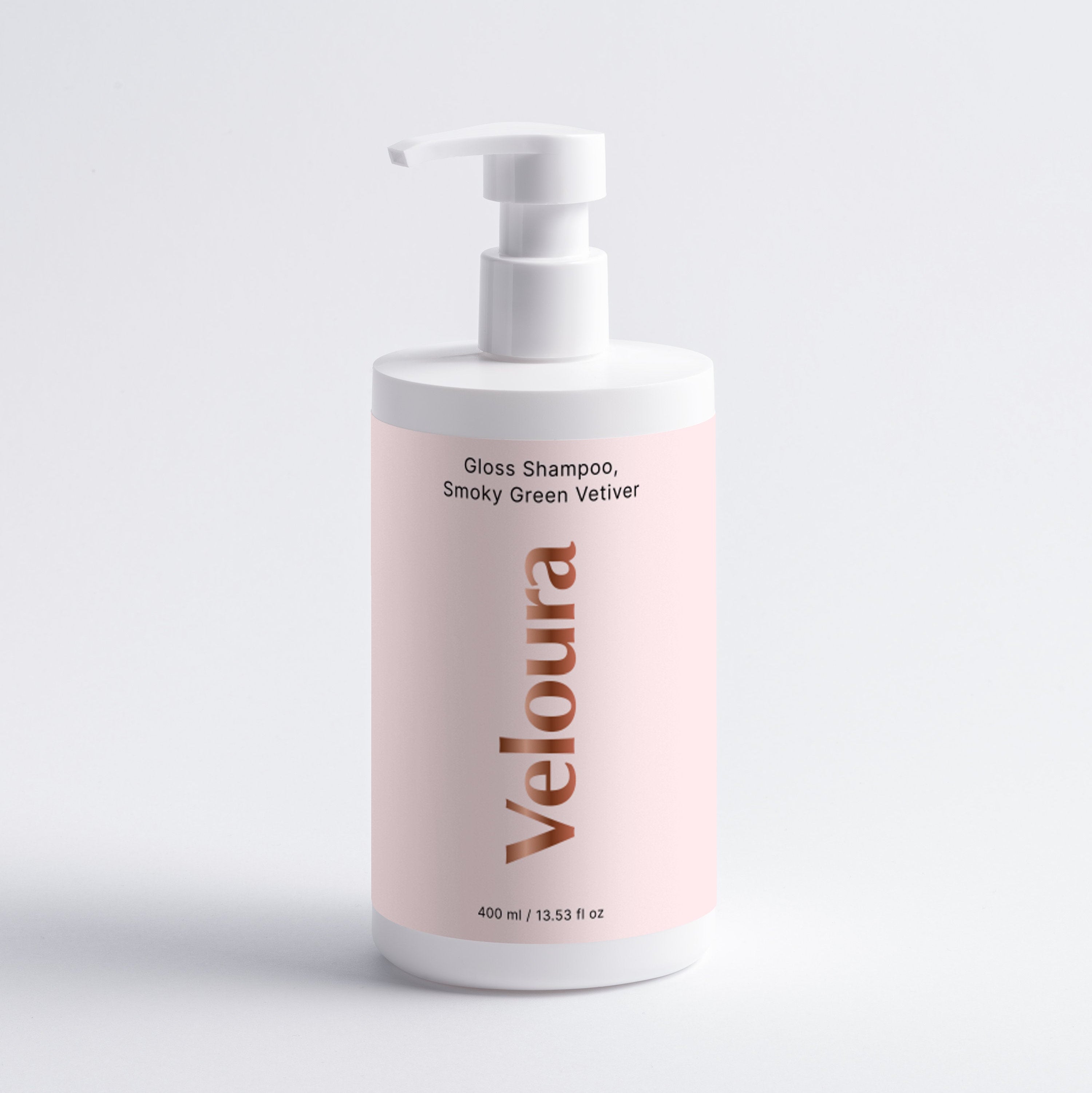 Witte pompflacon met roze etiket van Glans Shampoo Smoky Green Vetiver, een verzorgend haarproduct uit de natuurlijke haarverzorging.