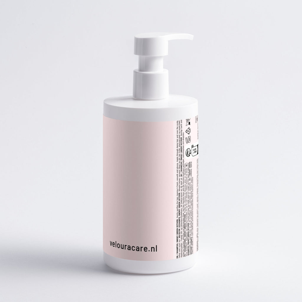 Fles shampoo voor dof en futloos haar. Geeft glans en reinigt zacht.