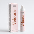 Fles en verpakking van Anti-Age Dagcrème van Veloura in zachte roze kleur, ontworpen voor natuurlijke huidverzorging en dagelijkse gezichtsverzorging.