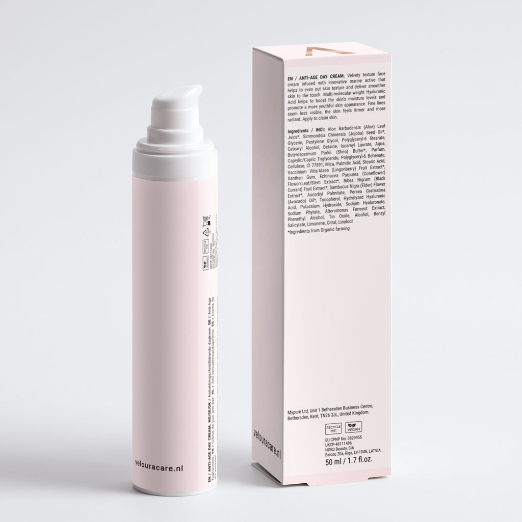 Elegant ontworpen verpakking van Anti-Age Dagcrème met een zachte roze kleur, gericht op natuurlijke huidverzorging en een verzorgende, huidverbeterende werking.