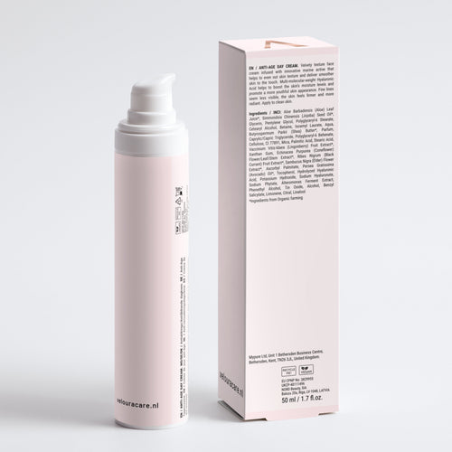 Elegant ontworpen verpakking van Anti-Age Dagcrème met een zachte roze kleur, gericht op natuurlijke huidverzorging en een verzorgende, huidverbeterende werking.