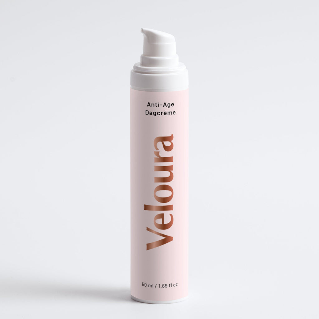 Flesje met Veloura Anti-Aging Collection Box anti-age dagcrème, verzorgende skincare voor natuurlijke huidverzorging gericht op het verminderen van rimpels en tekenen van huidveroudering.