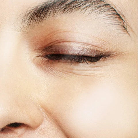 Close-up van een stralende huid rondom het oog, die de effectiviteit van Anti-Age Dagcrème voor natuurlijke huidverzorging en anti-veroudering benadrukt.