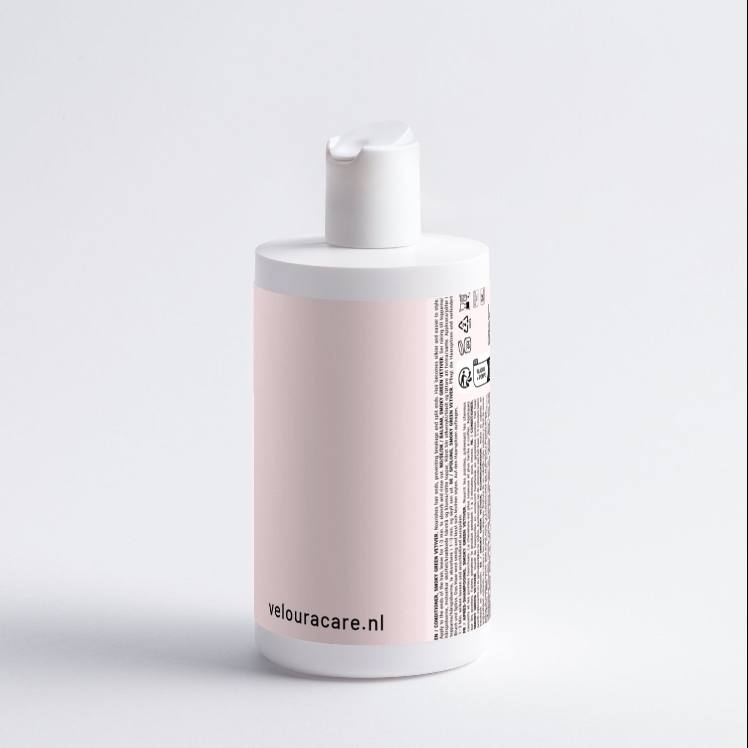 Witte fles met een lichtroze etiket en een doseerpomp, verpakking van Glans Conditioner Smoky Green Vetiver voor haarverzorging van Veloura.
