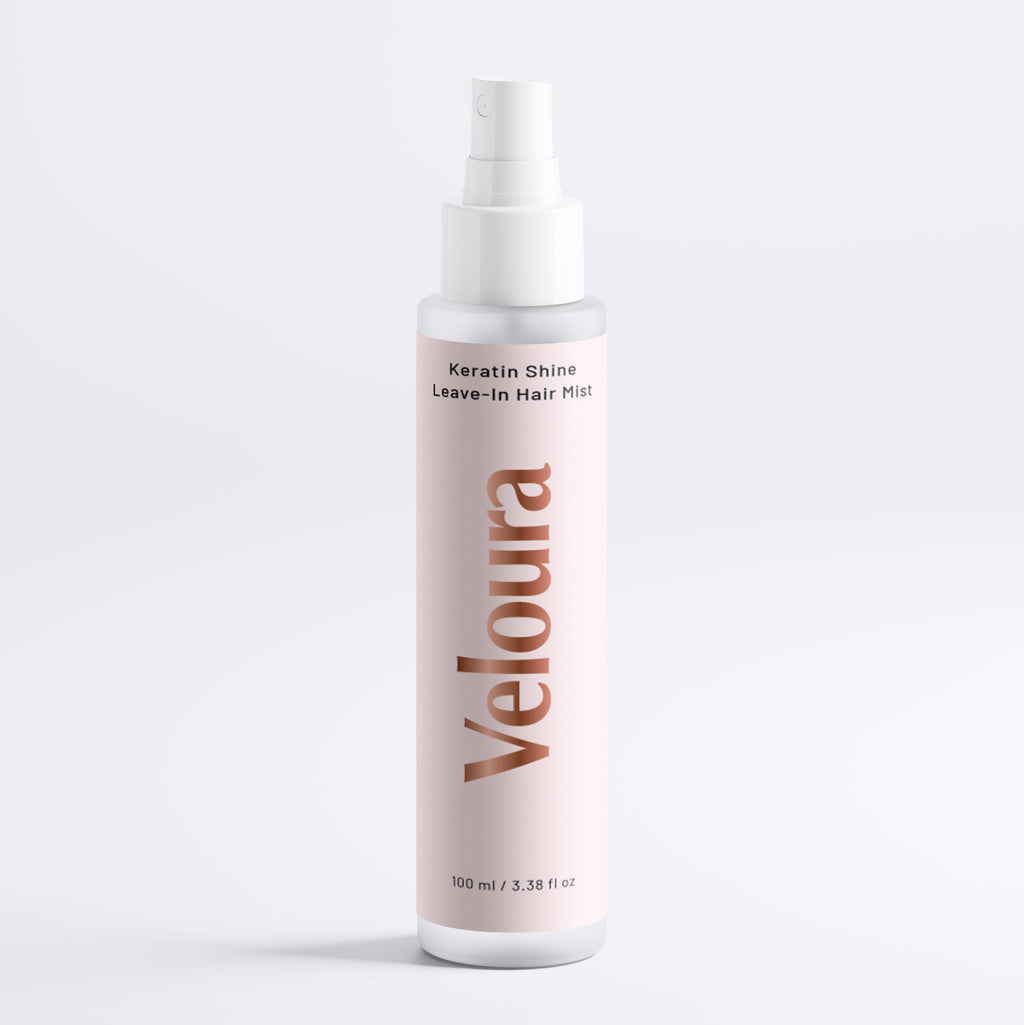 Flesje Keratin Shine Leave-In Hair Mist met zachte roze achtergrond, een haarverzorgingsproduct voor een glanzende en verzorgde look.