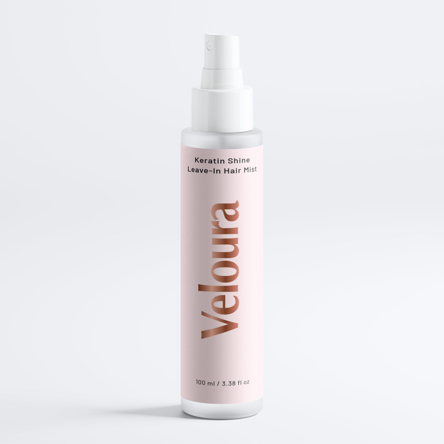 Flesje Keratin Shine Leave-In Hair Mist met zachte roze achtergrond, een haarverzorgingsproduct voor een glanzende en verzorgde look.