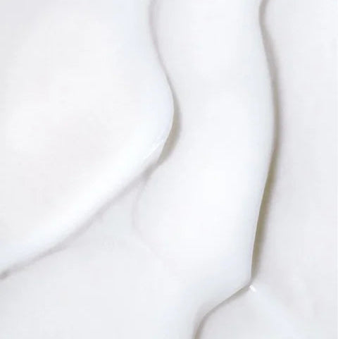 Zachte, romige textuur van Glans Conditioner Smoky Green Vetiver, ideaal voor natuurlijke haarverzorging en het toevoegen van glans aan het haar.