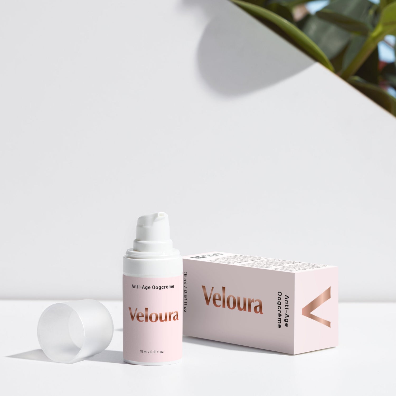 Anti-Age Oogcrème van Veloura in een elegante roze verpakking, een natuurlijke skincare oplossing voor het verzorgen en verjongen van de huid rondom de ogen.