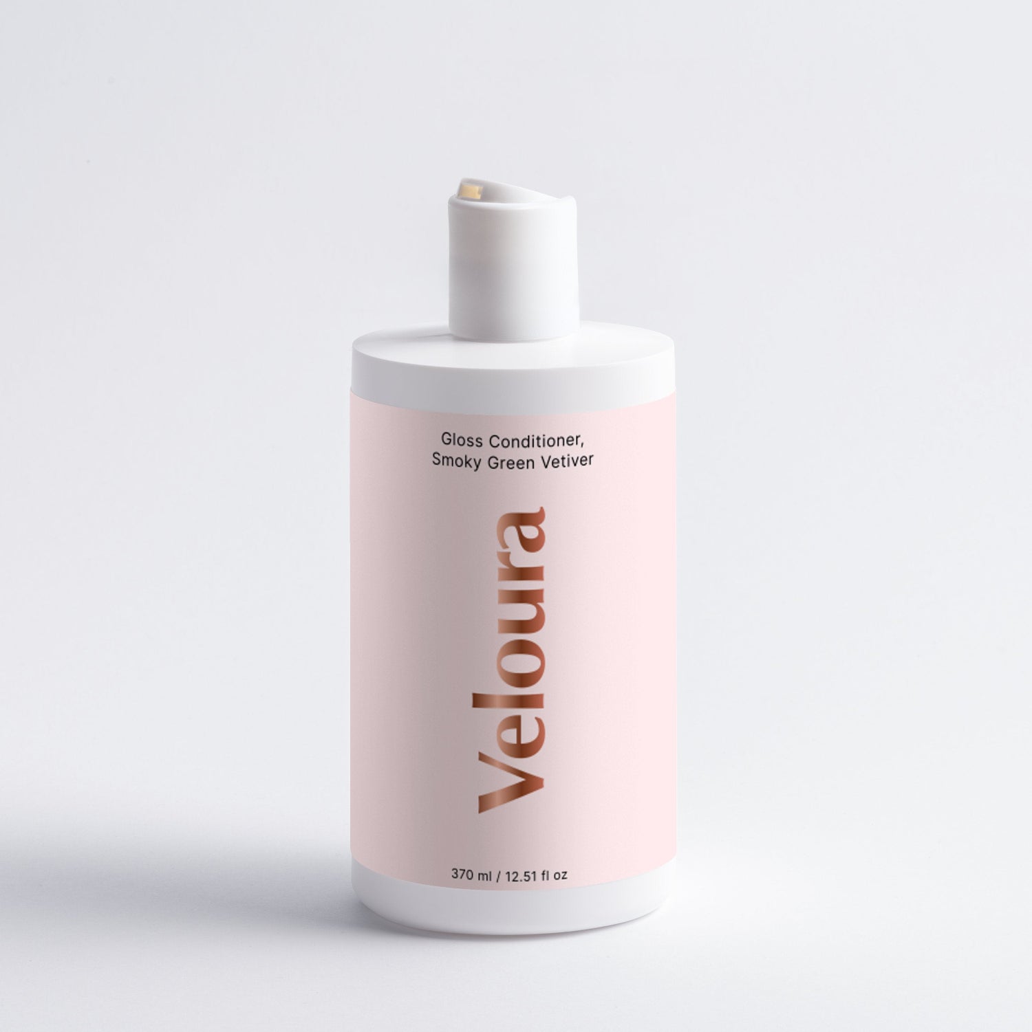Fles Glans Conditioner Smoky Green Vetiver van Veloura met een lichte roze etiket, geschikt voor haarverzorging met natuurlijke ingrediënten voor een gezonde glans.