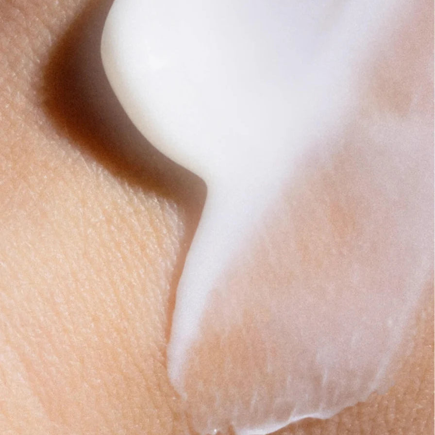 Veloura moisturizing dagcreme op huid aangebracht.