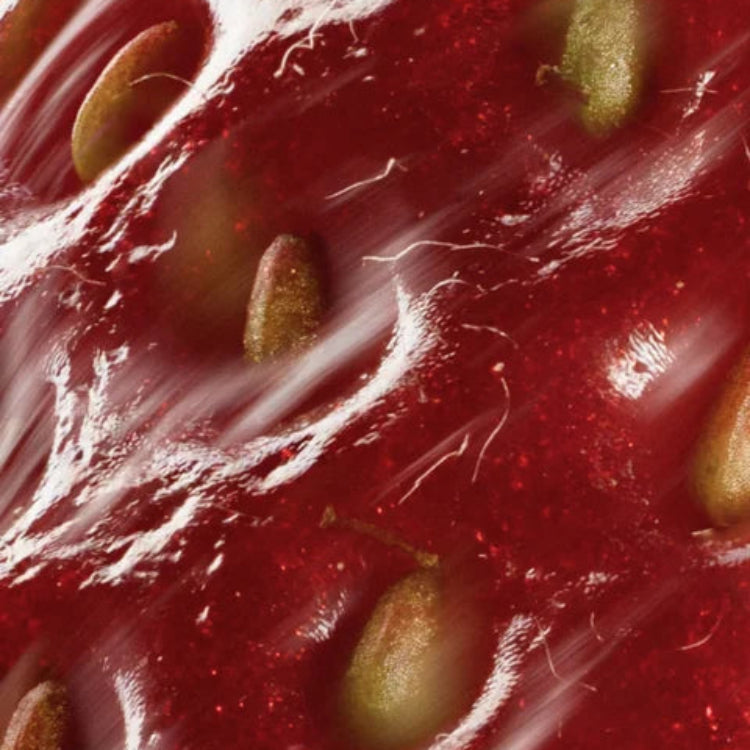 Rijke roodroze geltextuur van Veloura peptide serum met glanzende, voedende substantie en gouden microdeeltjes, close-up van luxe anti-aging huidverzorging.