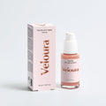 Veloura Peptide Anti-Aging Serum, roze 30 ml gezichtsserum met peptiden in glazen pompflacon en bijpassende productverpakking, luxe anti-aging huidverzorging voor een stralende, verzorgde huid.